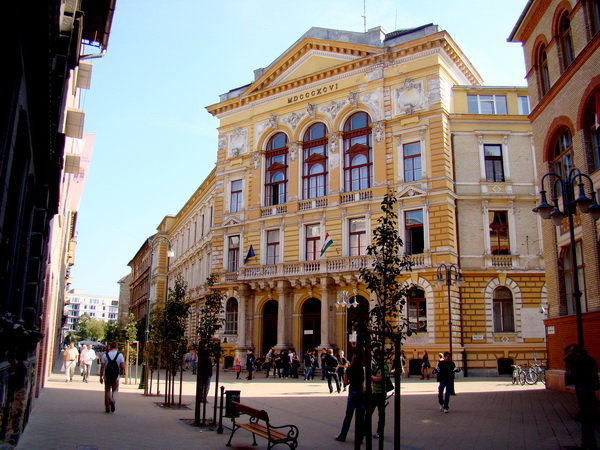 tavaszmezo-u-epulet.jpg tavaszmezo-u-epulet.jpg