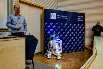 A MyArtoo R2D2-ja és egy rajzoló deltarobot egymás mellett, avagy a robotok találkozója a Kandó Kar Nyílt Napján
